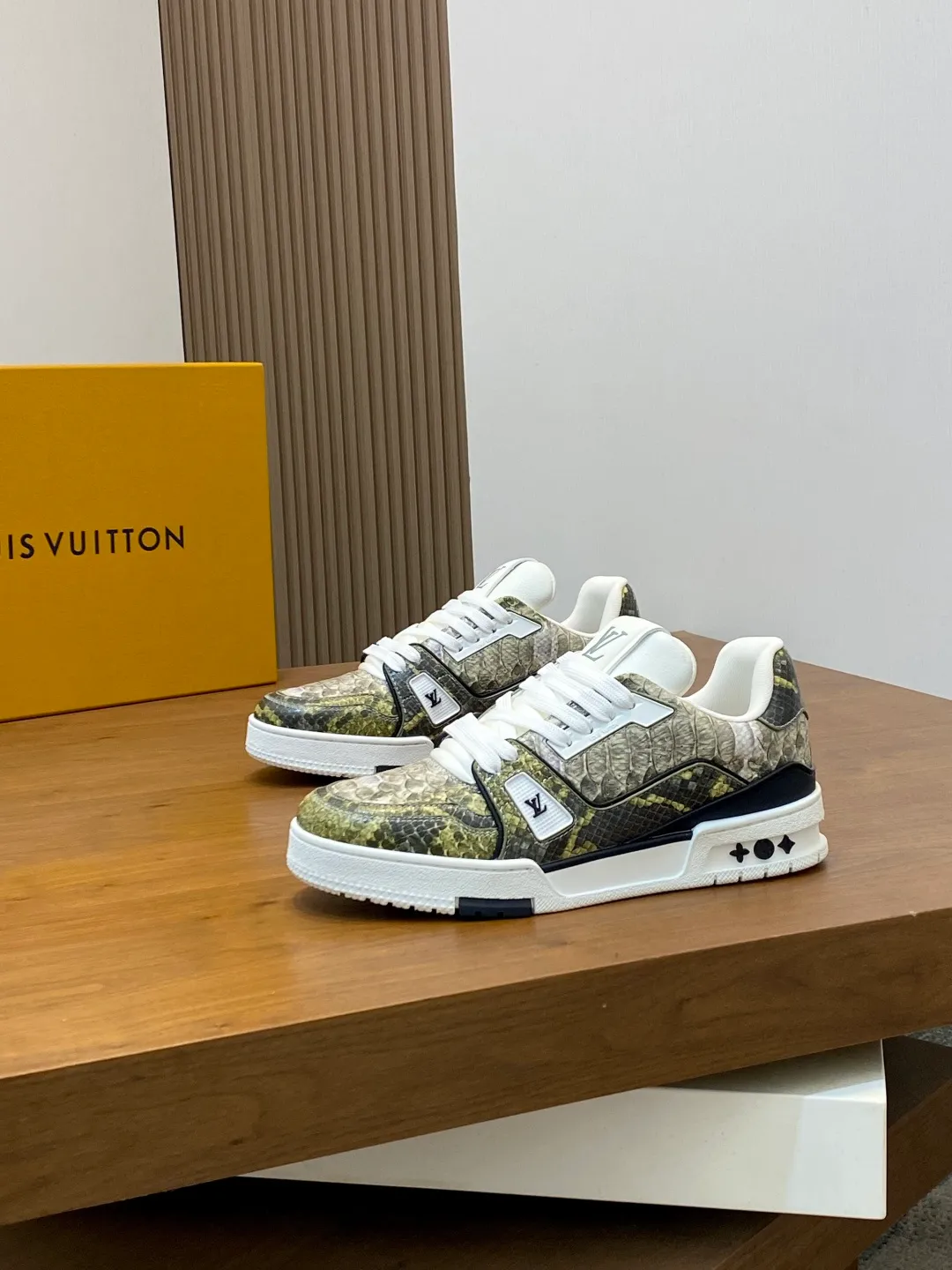Men's shoes 💰900 LV TRAINER python pattern sneakers for men are shipped. The early version of the LV Vuitton World official website is made of gorgeous python patterns stitched together in different parts. The creative inspiration drawn from retro basketball shoes continues the classic style and incorporates colorful natural patterns to create this new sneaker. The side is decorated with the Vuitton logo, the tongue and heel are decorated with LV letters, and the classic rubber outsole is decorated with Monogram flowers. Needless to say, the comfort of Lujia's shoes is very masculine! Completely packaged! Size: 39-40-41-42-43-44 standard leather shoe size (38/45/46 can be customized and does not support returns or exchanges)